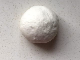 14、双色花卷,从面包机里取出已揉好的面团