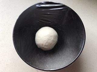 15、双色花卷,也放进盆里盖上保鲜膜