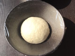 19、双色花卷,白色面团也已发酵完成了