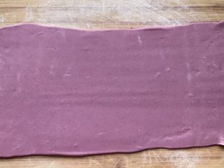 22、双色花卷,如果家里有压面机就太棒了,可怜的我只能用手借助擀面杖来擀,大概宽度为15-18公分