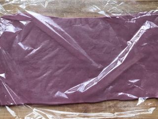 23、双色花卷,擀好后用保鲜膜盖一下,防止干裂