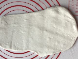 24、双色花卷,白色面团也如此操作,气泡一定要擀开,可以反复擀,反复搓揉