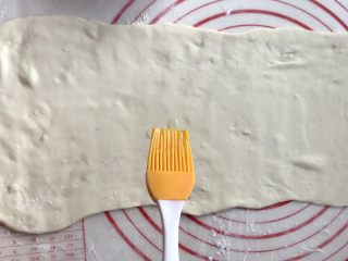 25、双色花卷,在擀好的白色的皮子上涂上薄薄一层油