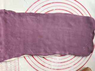 26、双色花卷,把前面擀好的紫薯皮子盖上去