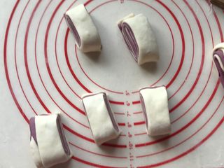 30、双色花卷,用刀切成三公分宽,不能一刀切下,要慢慢地切下去,不然会挤在一起影响美观