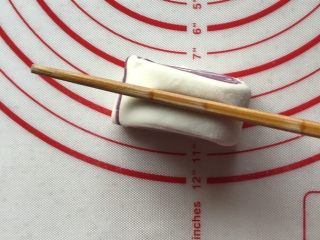 33、双色花卷,取一根筷子按压下去