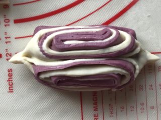 35、双色花卷,左右两边轻轻拉长