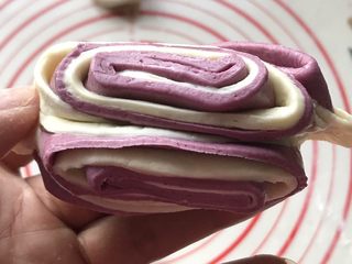 36、双色花卷,两手反方向拧紧