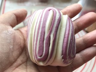 37、双色花卷,两边接头处放底下,完成了