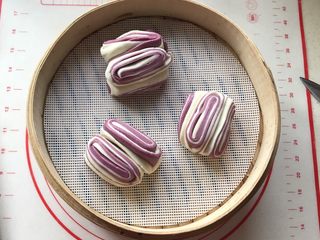 38、双色花卷,放进蒸笼里