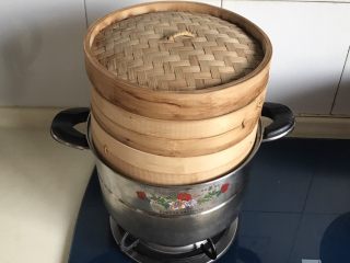 40、双色花卷,把蒸笼放在上面进行二次发酵,大约半小时