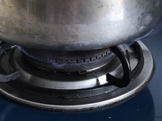 42、双色花卷,冷水下锅,煮开后再蒸15分钟左右,焖5分钟再开盖