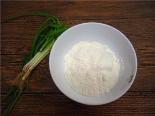 2、香酥炸芋丸,面粉和玉米淀粉混合均匀