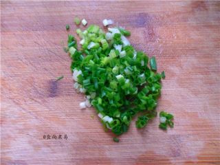 3、香酥炸芋丸,小葱洗净切碎