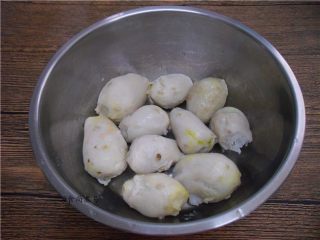 4、香酥炸芋丸,煮熟的芋头用凉水浸泡片刻，顺利剥皮