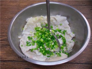 5、香酥炸芋丸,再捣成芋泥，加入葱碎