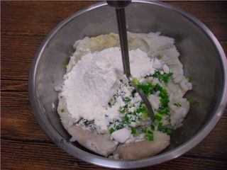 6、香酥炸芋丸,倒进混合的粉类