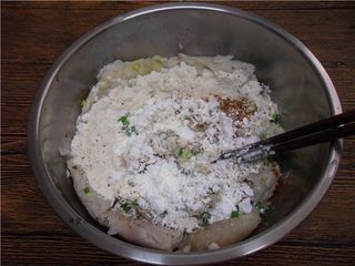 7、香酥炸芋丸,调入盐、五香粉