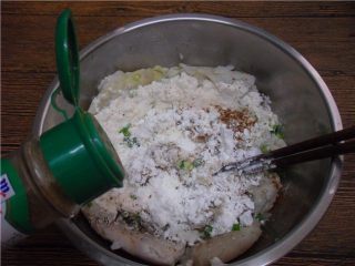 8、香酥炸芋丸,孜然粉、蒜香粉，搅拌均匀