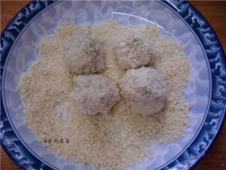 9、香酥炸芋丸,搓成丸子，均匀粘上面包糠