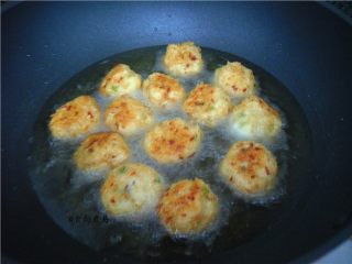 11、香酥炸芋丸,中火炸至焦黄色