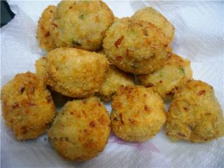 12、香酥炸芋丸,捞起，用吸油纸吸干多余的油分，即可食用