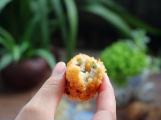 14、香酥炸芋丸,香酥入味