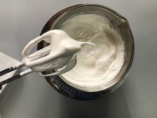 6、樱花天使纸杯蛋糕,蛋白中滴入几滴柠檬汁和盐，细砂糖分三次加入，湿性打发即可。