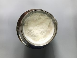 7、樱花天使纸杯蛋糕,将混合好的粉类轻铺于蛋白霜上。