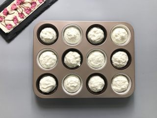 11、樱花天使纸杯蛋糕,挤入纸杯内。