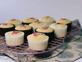 14、樱花天使纸杯蛋糕,出炉脱模晾凉。