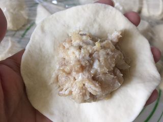 7、鲜肉包子,肉馅放在面片中间。