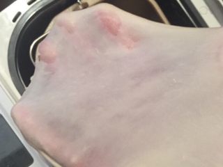 1、葡萄干小吐司,面团材料在面包机里揉出不易破，破了也是光滑圆洞的薄膜（完全阶段）