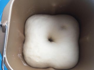 2、葡萄干小吐司,发酵到2--3倍，用手指戳洞，不明显回缩及表示发好了