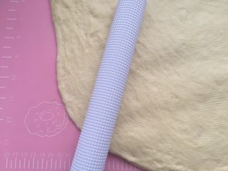 3、葡萄干小吐司,用排气擀面杖擀开排气（慢慢的哦）