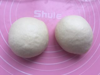 4、葡萄干小吐司,分成均匀两团（过秤分）