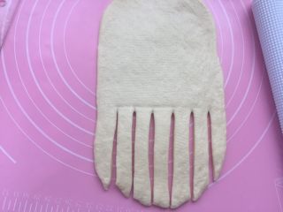 6、葡萄干小吐司,靠前的2/5，用刮板切成宽2cm的条