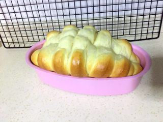 12、葡萄干小吐司,175度烤30分钟。烤十分钟后盖一层锡纸（这个可以根据你的烤箱温度偏差决定）