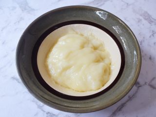 8、麻薯豆沙饼,再次揉均匀盖上保鲜膜放入冰箱冷藏半小时