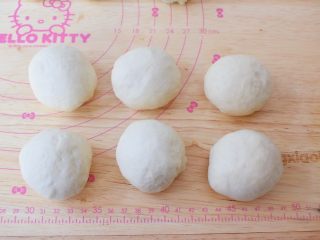 13、麻薯豆沙饼,把发酵好的面团也分成6等份备用