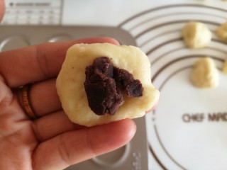 6、红豆沙小餐包,把红豆沙包进去