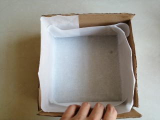 1、古早味蛋糕,准备一个18cm的方形烤盘，铺上油纸，在油纸和模具之间插上硬纸板