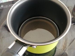 2、古早味蛋糕,用小火将玉米油加热1到2分钟