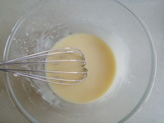 4、古早味蛋糕,用蛋抽划至无颗粒状态