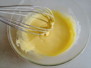 7、古早味蛋糕,拌成细腻的蛋黄糊