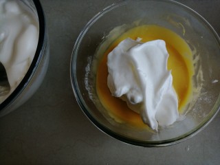 9、古早味蛋糕,取1/3打发好的蛋白霜到蛋黄糊里，从底部向上翻拌，并切拌均匀