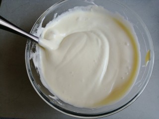 11、古早味蛋糕,用同样的手法翻拌均匀