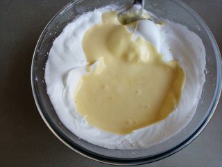 10、古早味蛋糕,再倒回剩余的蛋白霜里