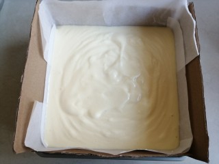 12、古早味蛋糕,倒入模具里，在桌面上震几下，震出气泡