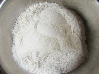 3、维尼豆沙馒头,面粉称好，倒入干燥无水的盆中，中间挖好一个坑，倒入酵母水和100克南瓜